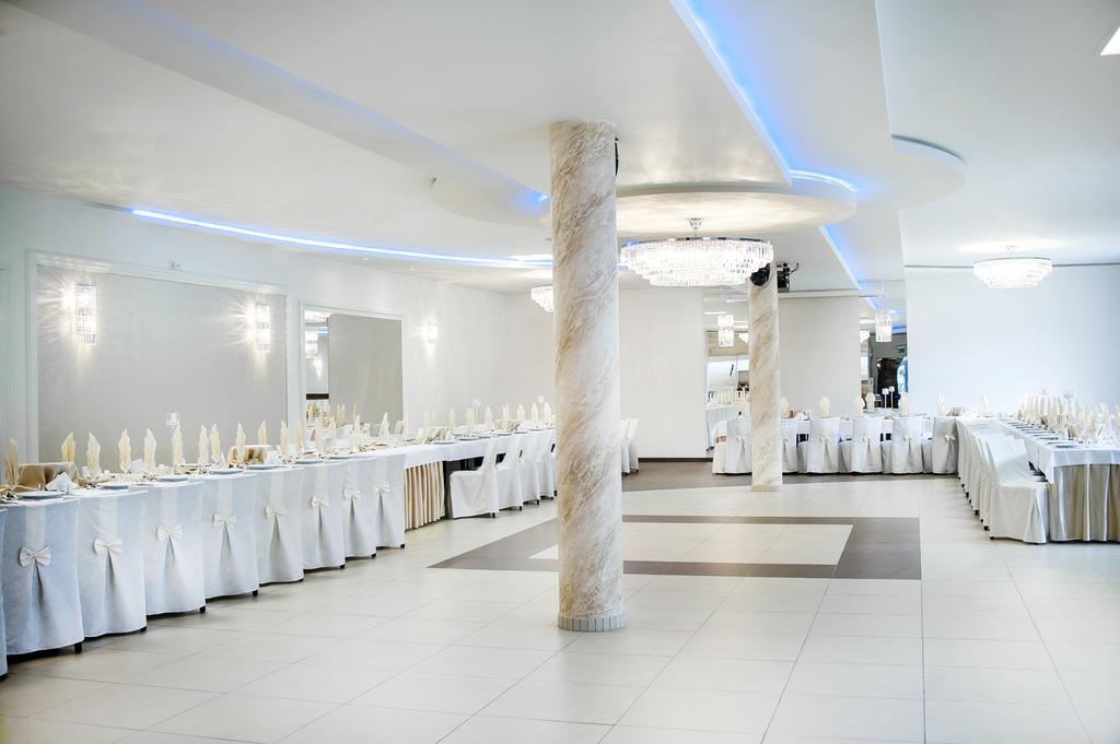 Pelikan Aleksandrów Łódzki Bagian luar foto